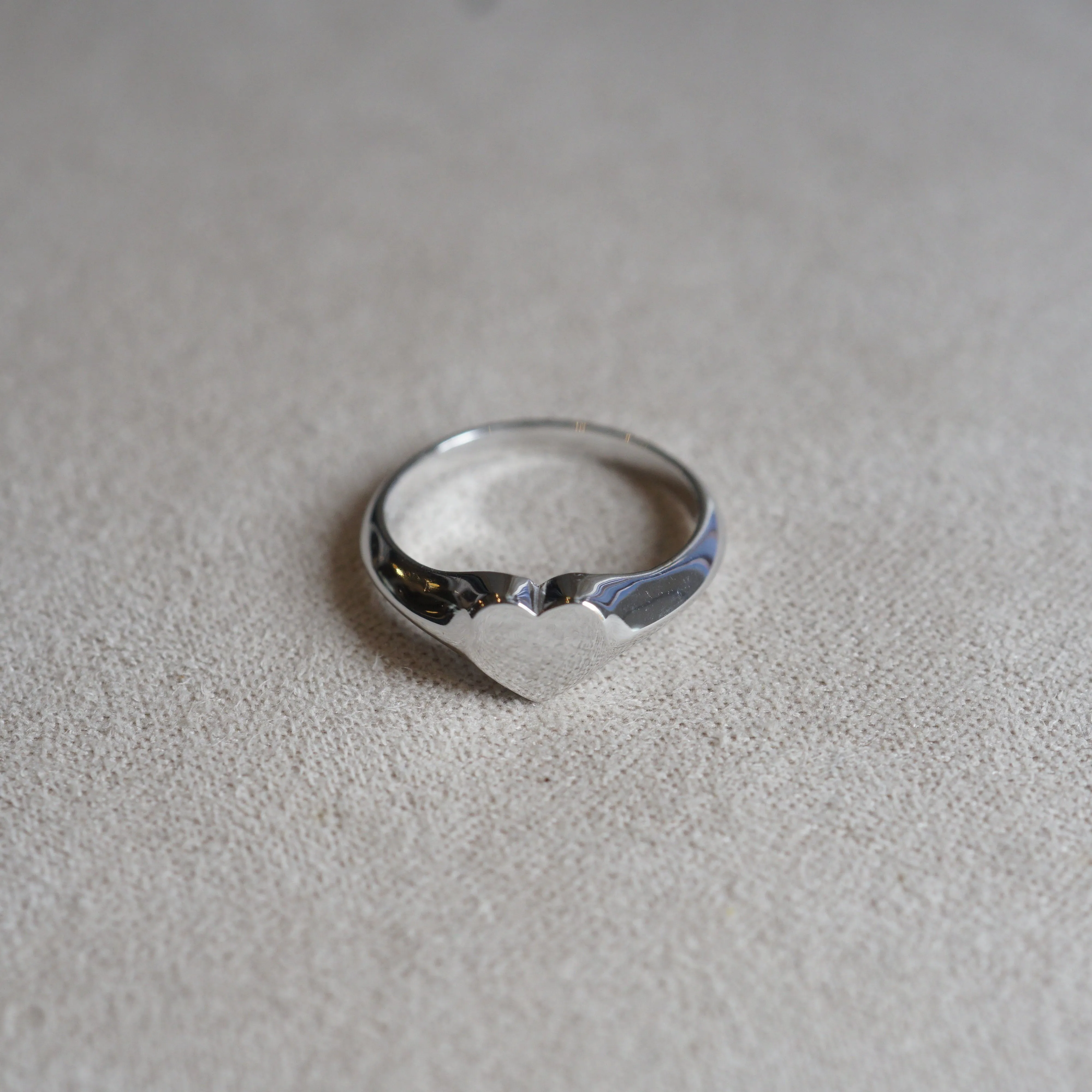 HEART PINKY SIGNET RING