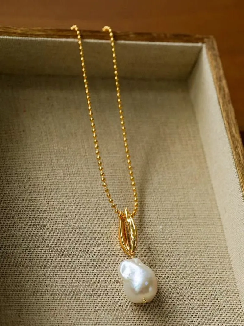 Minimalist Willow Leaf Baroque Pearl Pendant Necklace