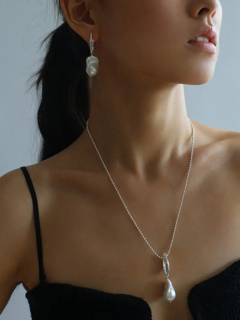 Minimalist Willow Leaf Baroque Pearl Pendant Necklace