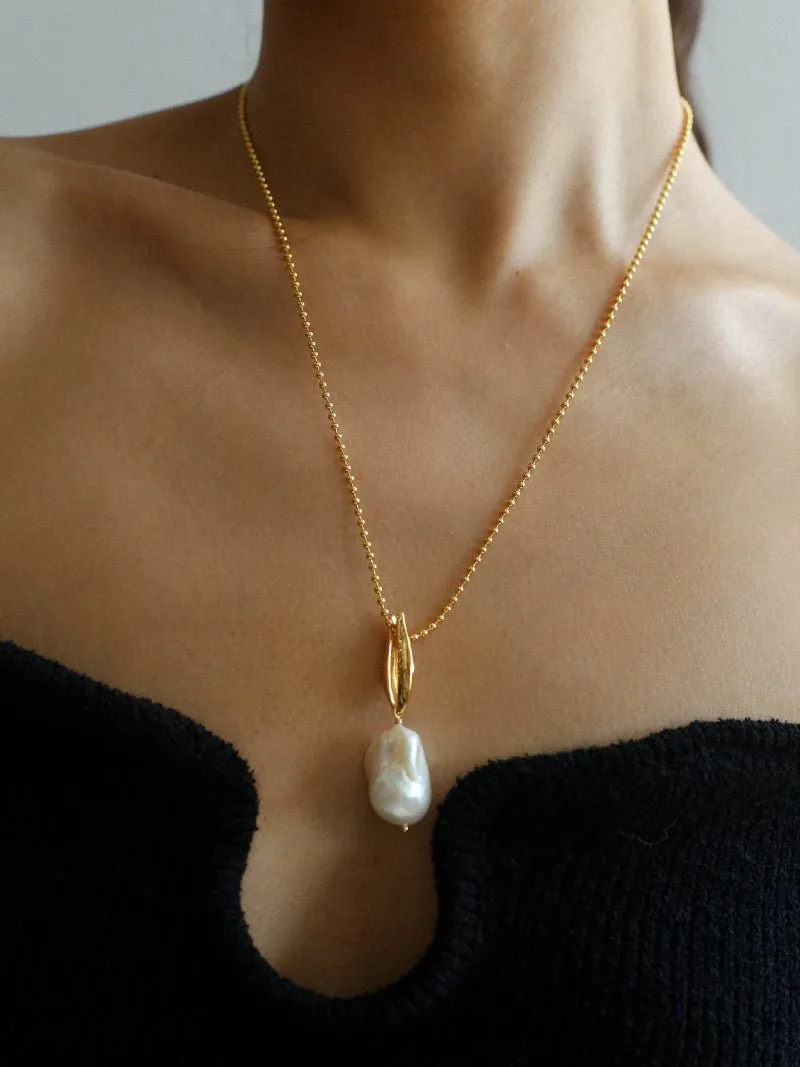 Minimalist Willow Leaf Baroque Pearl Pendant Necklace