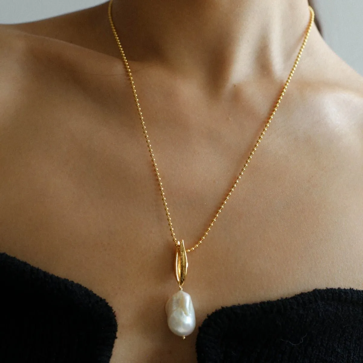 Minimalist Willow Leaf Baroque Pearl Pendant Necklace